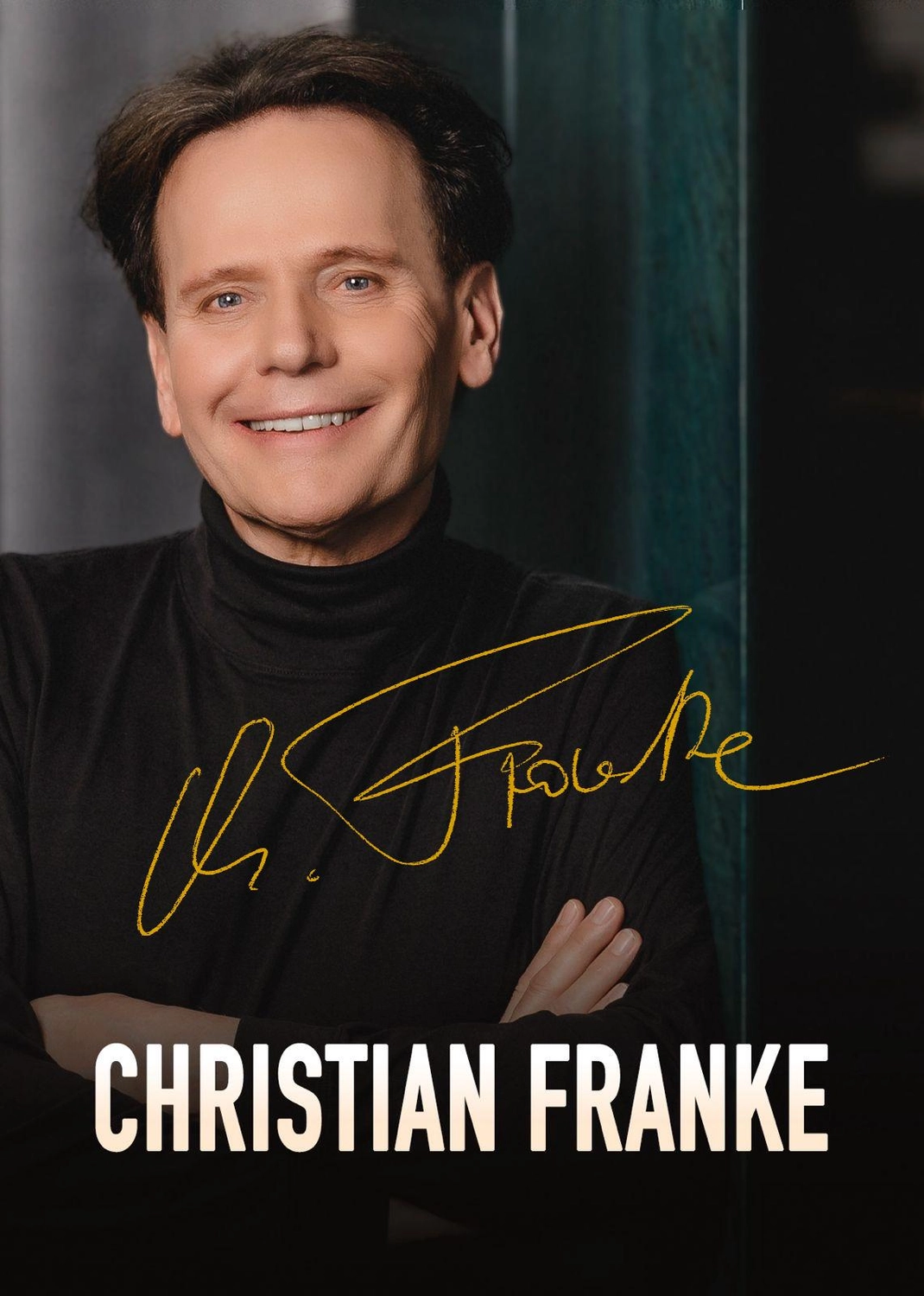 CF Christian Franke - Musiker - Portrait von Christian Franke in einem schwarzen Rollkragenpullover mit dem Text Christian Franke Herzwolkenbruch und dem Telamo-Logo.